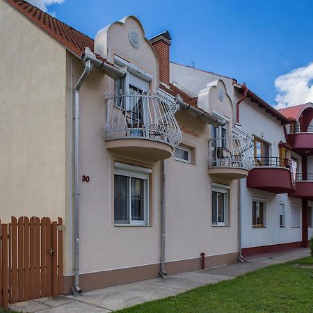 Eva Apartments Hajduszoboszlo Exterior photo